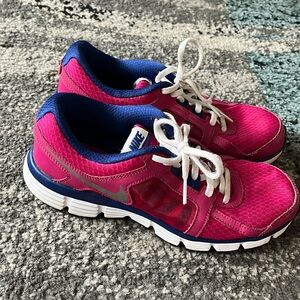 Nike Dual Fusion size 5.5y shoes pink and blue